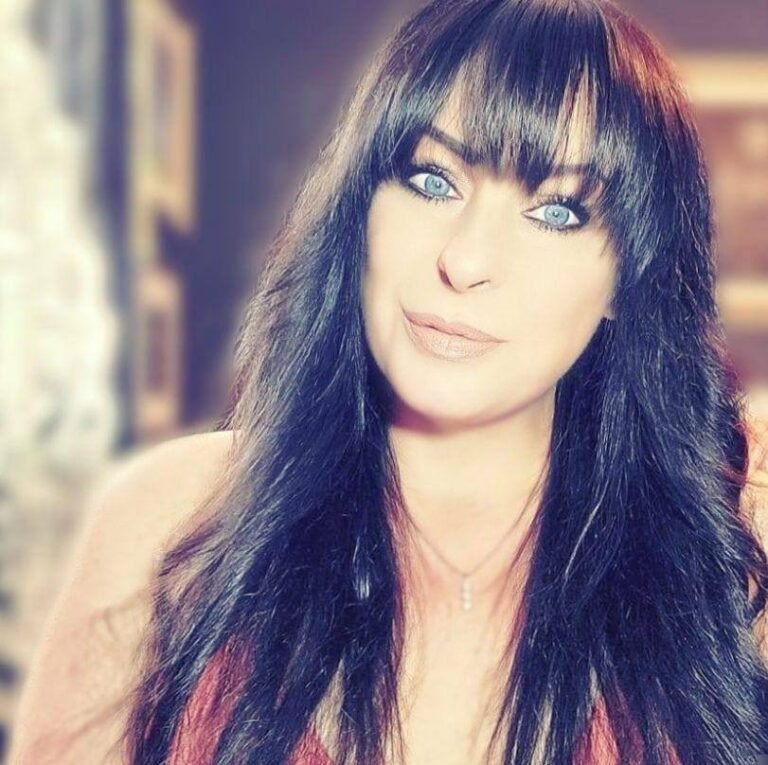 alycen rowse wikipedia Who is Alycen Rowse? Who was John Entwistle with when he died? Why was Entwistle called the ox? Was John Entwistle deaf?